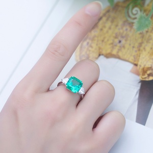 Anillo de Compromiso de Oro de 18K con Corte OCTAGONAL de 6CT, Esmeralda Creada, Joyería Messi MSR-645 - Product Image 6