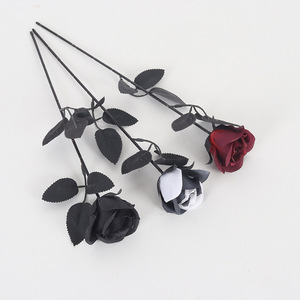 Ramo de Rosas Negras Artificiales para Decoraciones Góticas de Halloween con Detalles Rojos y Blancos en Arreglo de Jarrón - Product Image 3