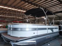 Vente chaude, OEM disponible, design classique de luxe, bateau ponton à console centrale en aluminium de 19 pieds, moteur, croisière, pêche, sport