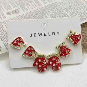 Ensemble de boucles d'oreilles de Noël en cuivre avec motifs de chapeau de Père Noël, mitaines et clochettes, avec boucles d'oreilles à clous en émail de Noël - Product Image 1