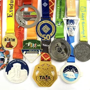 Toptan ucuz tasarım kendi boş çinko alaşım 3D altın ödülü maratonu koşu özel Metal spor madalyası