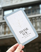 Cartes de visite personnalisées avec logo, hautement stylisées, minimalistes, multicolores, différentes options de matériaux, papier couché, papier kraft