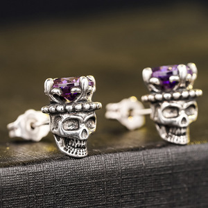 Orecchini a perno con corona a teschio di Halloween e design a quattro punte, accessori per le orecchie per le festività - Product Image 1