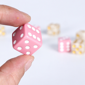 Dés de jeu en résine transparente rose de 18 mm avec points blancs, logo personnalisé en acrylique, coins arrondis, dés D6 pour accessoires de jeu et jeux de dés - Product Image 5