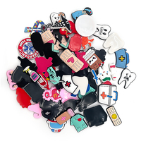 HYBkuaji 2023 Breloques en vrac Kawaii en gros personnalisées DIY, breloques de chaussures en résine PVC à dos plat, motif dessin animé médical