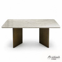 Table à manger moderne en marbre naturel poli avec base en acier inoxydable laiton antique, taille personnalisée pour salle à manger et hôtel