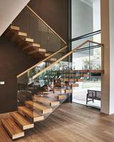 Escalier droit moderne sur mesure PRIMA avec rampe en verre trempé, escalier intérieur en acier et bois pour villa de luxe