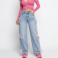 Jean baggy bleu vintage délavé avec nœud décoratif, coupe large, denim ajusté mais non serré pour femme