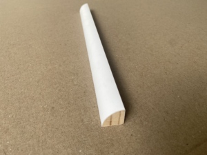 Rodapié de pino imprimado blanco de un sextavo de pulgada para proyectos de decoración interior, detalles de rodapié, esquinas de pared, bordes de suelo, puertas y ventanas. - Product Image 1