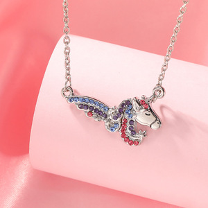 Nouveau petit pendentif <span class=keywords><strong>cheval</strong></span> arc-en-ciel personnalité de la mode <span class=keywords><strong>collier</strong></span> incrusté de strass coloré pour les enfants - Product Image 1