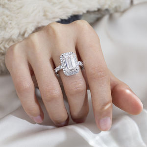 Anillo de Diamante Cultivado en Laboratorio con Corte Esmeralda en Oro de 18K, Joyería Messi MSR-1770 - Product Image 6