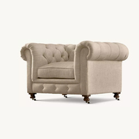 Fauteuil Chesterfield classique capitonné en lin crème, fauteuil club avec accoudoirs roulés et pieds à roulettes, design sud-ouest pour villa