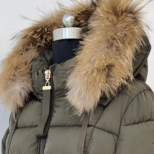 Veste d'hiver matelassée mi-longue pour femme, avec capuche en fourrure, coupe ajustée, couleur olive, parka matelassée coupe-vent, vêtements d'extérieur - Product Image 3