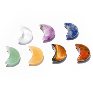 Colgante de Luna Creciente Miniatura de Cristal Natural, Piedra en Bruto Pulida, Venta al por Mayor - Product Image 4