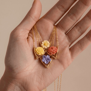 Collier pour femme en acier inoxydable avec pendentif cœur doré sportif, motif fleur de décembre - Chaîne bambou multi-fleurs (œillet, rose, lys) - Product Image 2