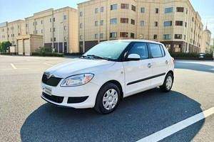 En vente voiture d'occasion <span class=keywords><strong>Skoda</strong></span> <span class=keywords><strong>Fabia</strong></span> Deluxe Edition 1.4L automatique FWD - Product Image 2