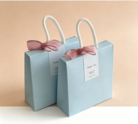 Sac cadeau en papier recyclé biodégradable de luxe imprimé en quatre couleurs, sac cadeau magnétique personnalisé avec nœud en ruban et poignée en corde