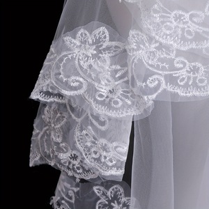 Velo da Sposa Corto Bianco a 2 Strati con Applicazioni, Elegante Bordo in Pizzo e Motivi Floreali - Product Image 4