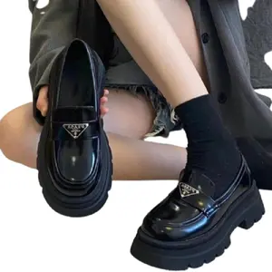 Schwarze Slipper im britischen Stil für Frauen 2023 Frühling/Sommer Neue Retro-Slip-On-Schuhe mit dicken Sohlen, perfekt für zierliche