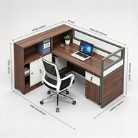 Poste de travail de bureau en L commercial avec armoire de rangement, écran de confidentialité et chaise en maille pour entreprise à domicile