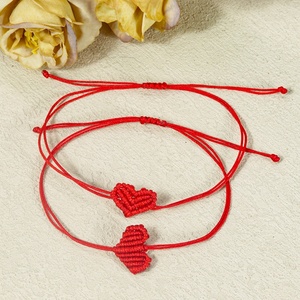 Braccialetto Regolabile con Ciondolo a Cuore Rosso per Donne, Design Trendy e Alla Moda con Perline Dorate, Regalo per Look Casual e Boho - Product Image 3