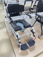 Fauteuil roulant médical pour le transfert des patients Équipement de sécurité des toilettes pour les personnes handicapées
