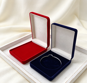 Boîte à collier rectangulaire haut de gamme XINYUAN, fermeture magnétique, coins arrondis, revêtement en velours fin, blanc doux - Product Image 4