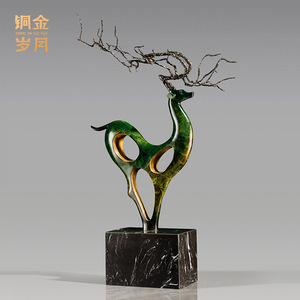 Escultura de Ciervo en Latón con Detalles en Cobre y Oro, Adorno Artístico Hecho a Mano, Decoración para Sala de Estar, Regalo - Product Image 1