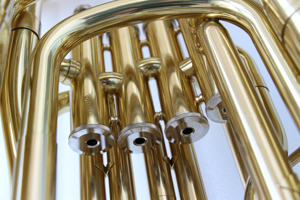 <span class=keywords><strong>Tuba</strong></span> haut de gamme Focustyle FTU-400 avec corps en laiton et tonalité Bb, finition laquée transparente, taille <span class=keywords><strong>4</strong></span>/<span class=keywords><strong>4</strong></span>, <span class=keywords><strong>4</strong></span> <span class=keywords><strong>pistons</strong></span> à action supérieure - Product Image 4