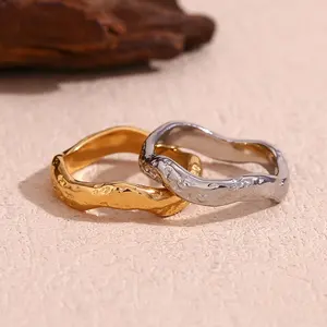 Gehämmerte Wasserwelle Vergoldeter Schmuck Edelstahl Stapel ring Anlauf freier Schmuck