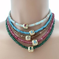Collier ras du cou TK-B676 multicolore vibrant avec perles de pierres précieuses, pendentif carré incrusté de gemmes et breloque dorée – Bijou élégant pour femme, idéal au quotidien et pour les soirées