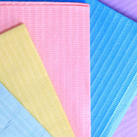 Consommables médicaux, bavoirs dentaires jetables en plastique 3 plis, bavoirs dentaires imperméables, bavoirs dentaires jetables bon marché