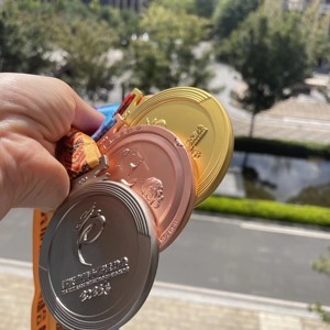 Medaglia in Metallo Placcato Personalizzata <span class=keywords><strong>con</strong></span> Logo, <span class=keywords><strong>Nome</strong></span> o Testo, Forma Rotonda, Design Moderno per Premi Sportivi - Product Image 3