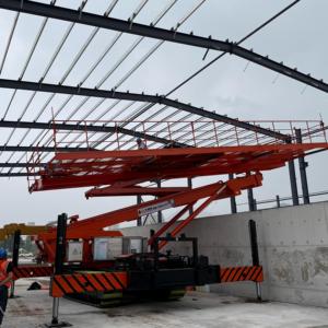 Plateforme de travail suspendue avec élévateur de plafond inversé – Solution de travail sécurisée télécommandée pour la construction industrielle de toitures en acier en grande hauteur - Product Image 1