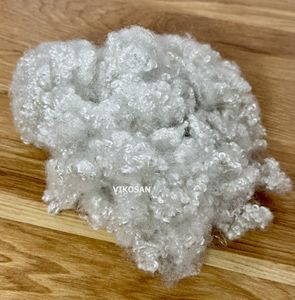 Fibra cortada siliconada hueca de poliéster reciclado 7D 64mm, antipilling, antiestática, blanca, para relleno - Product Image 1