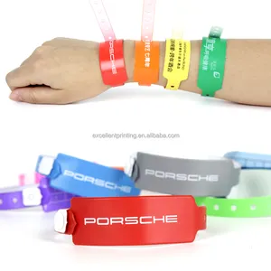 Pulsera impermeable para eventos de PVC en forma de L de uso único personalizado para eventos