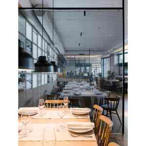 Mamparas Metálicas Translúcidas Impermeables para Restaurantes LL403, Malla Metálica de Acero Inoxidable Cepillado Negro Mate PVD - Product Image 3