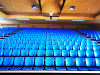 Gradins télescopiques pliés montés à l'avant approuvés par la FIBA chaise de siège de stade pour le sport et le divertissement