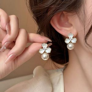 Nouvelles Boucles d'Oreilles Coréennes Tendance en Métal Imitation Perle et Fleur à Trois Feuilles Émaillée pour Femme, Bijou de Fête, Cadeau Idéal - Product Image 6