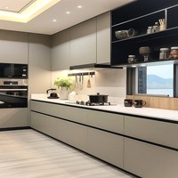 Système d'armoires de cuisine intelligentes avec intégration d'appareils électroménagers, éclairage à détecteur de mouvement, charge sans fil, tiroir en chêne massif