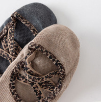 Chaussettes de yoga léopard à lanières croisées, sans talon, antidérapantes, légères et de haute qualité pour Pilates, Barre et Fitness – Coupe basse