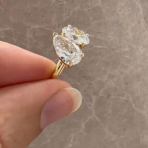 Anillo Toi et Moi con Diamante Cultivado en Laboratorio de 3CT, Oro de 14K, Estilo Pera Ovalada, Joyería Fina de Lujo, Anillo de Compromiso Elegante para Mujer - Product Image 4