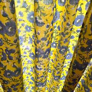 Rideau fait à la main en coton imprimé Pétunias bleus et jacinthes jaunes sur fenêtre élégante - Product Image 6