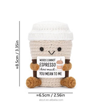 Adorable poupée en peluche en crochet faite à la main en forme de tasse à café avec carte inspirante positive pour cadeau de Noël