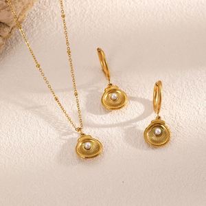 Conjunto de joyas tradicionales indias clásicas hechas a mano en aleación chapada en oro que incluye un collar ras de cou y pendientes. - Product Image 1
