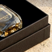 Boîte à parfum rigide noire de luxe personnalisée en deux parties avec couvercle amovible et insert ajusté pour présentation