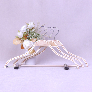 Percha <span class=keywords><strong>de</strong></span> madera estilo <span class=keywords><strong>Zara</strong></span> para <span class=keywords><strong>mujer</strong></span> adulta con logotipo personalizado Perchas <span class=keywords><strong>de</strong></span> madera Premium - Product Image 6