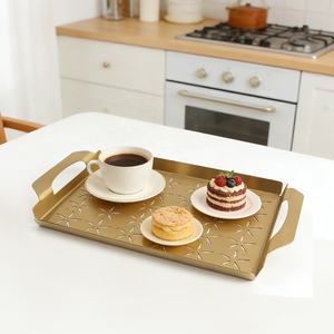 Bandeja de Servir Rectangular Decorativa de Piel de Cocodrilo Dorada con Asas de Metal Pulido Dorado - Product Image 2