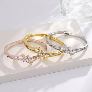 Pulsera de Cristal Tiyo con Diseño de Flor de Melocotón para Mujer, Chapada en Oro de 14K, Brazalete de Aleación con Pedrería para Uso Diario - Product Image 3