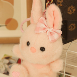 Portachiavi Coniglietto di Peluche Carino con Fiocco Rosa <span class=keywords><strong>e</strong></span> Zampe a Cuore, Morbido Ciondolo Coniglio Imbottito per Decorazione Borsa <span class=keywords><strong>e</strong></span> Zaino, Adorabile - Product Image 4